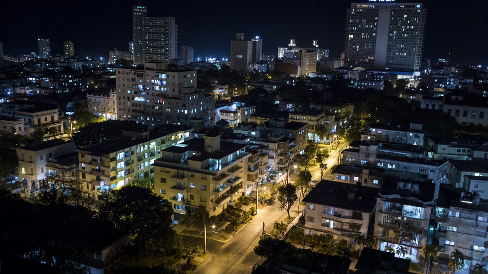 Vista nocturna del barrio de El Vedado.