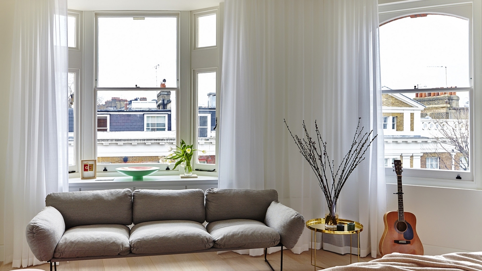 El sofá del dormitorio es el modelo Elisa, diseño de Enzo Mari para la firma italiana Driade. La mesilla auxiliar es un diseño de Philipp Mainzer que combina la bandeja Habibi con la base CM06, ambas producidas por e15.